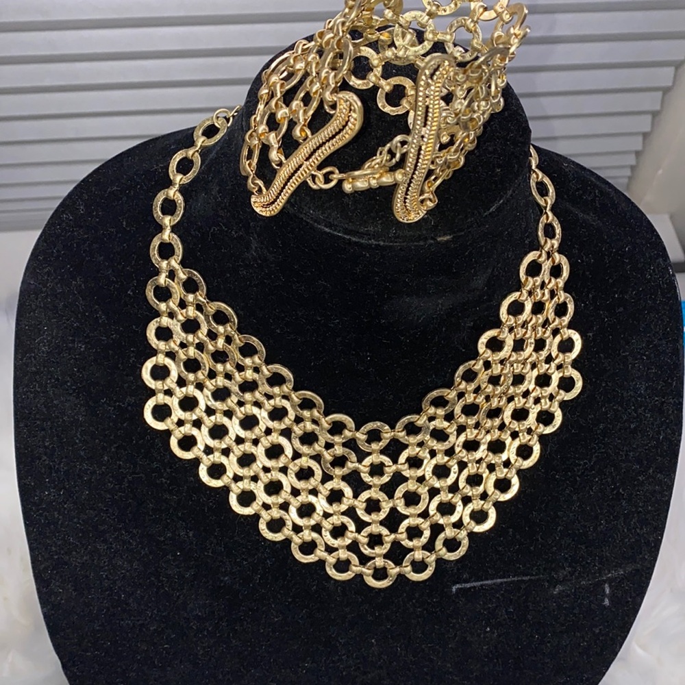 TRACILYNN GOLD STATEMENT NECKLACE & BRACELET SET